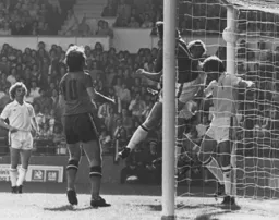 Reverse view of the goal from Brian Stein