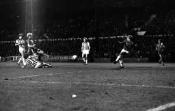 David Carr gets his shot away