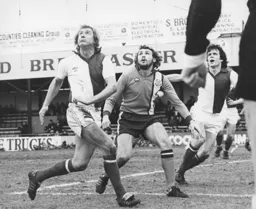 Chris Turner waits for the ball to drop