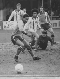 Brian Stein tries to latch on to the ball