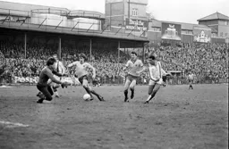 Bob Hatton goes arouns Steve Sims