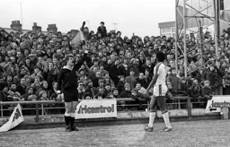 The crowd disagrees with the Lino