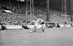 Alan West holds off his marker