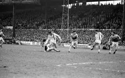 David Moss tries to chip the Hammere defence