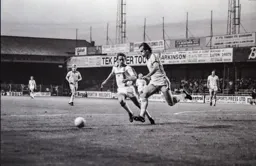 Seamus Heath challenges the Reading defender