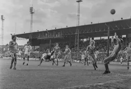 Brian Stein gets in a spectacular efffort