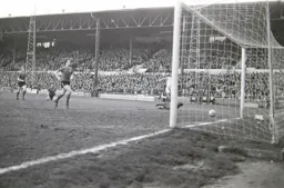 David Moss rolls in the third