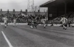 Godfrey Ingram being chased by three defenders