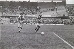 David Moss first to the ball