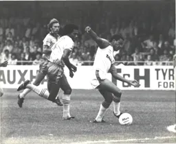 Brian Stein walks through the Addicks defence