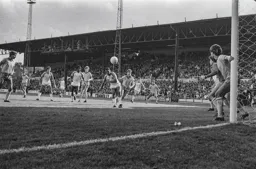 Brian Stein gets his header in