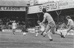 Wayne Turner gets his pass into midfield