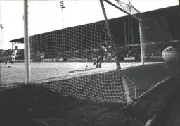 David Moss nets from the spot