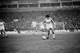 Raddy Antic controls the ball