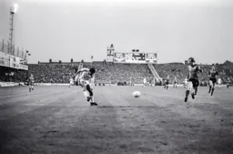 Brian Stein gets the ball across