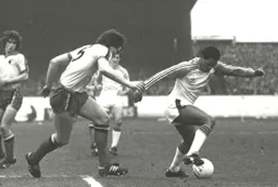 Brian Stein shields the ball from the Hornets defence