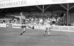 David Moss gets the ball across