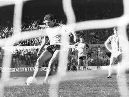 David Moss about to miss an 88th minute penalty