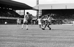 Brian Stein hits from outsides the box