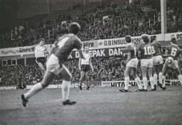 David Moss gets the ball through the Toffees wall