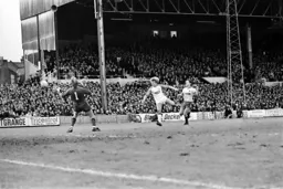 David Geddis heads wide