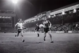 Wayne Turner first to the ball ut Referee appears to have stopped play