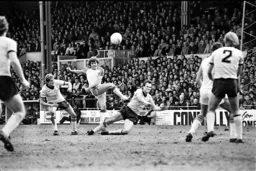 Mal Donaghy tries from long range