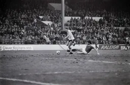 Paul Walsh beats the last man