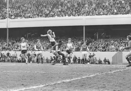 Paul Walsh fails to reouble Pat Jennings in the Arsenal goal