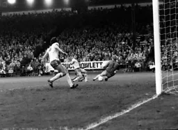 Brian Stein another effort goes wide