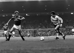 Steve Elliott takes on Gordon McQueen