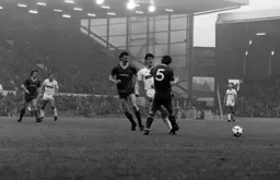 Frankie Bunn lays the ball off