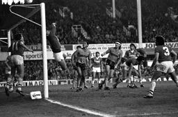 Everton keeper tips the ball over the bar