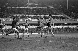 David Moss puts late pressure on the Everton defence