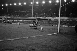 Les Sealey at full stretch