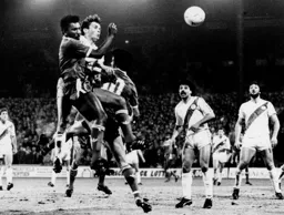 Ricky Hill win a header.