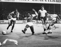 Mark Stein scores the third goal.