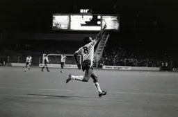 Mark Stein celebrates the third goal