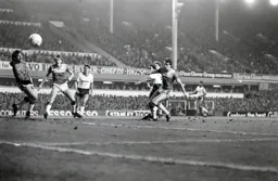 Mark Stein see his effort go wide