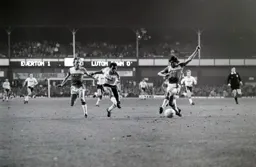 Mark Stein shoots from long distance