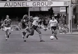 Ricky Hill keeps Russell Osman at arms length