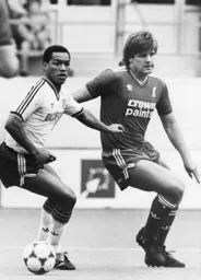 The ball eludes Brian Stein and Jan Molby