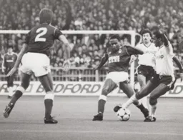 Brian Stein drags the ball away from Franz Carr