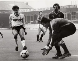 Charlton keeper Nicky Johns moves to gather the ball as Robert Wilson rushes in