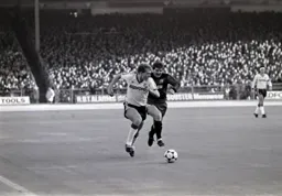 Tim Breacker outpaces Robbie James