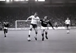 Peter Nicholas holds off Steve Hunt`s challenge