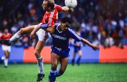 Steve Gritt gets above Mark Stein