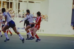 Everybody looks for the ball