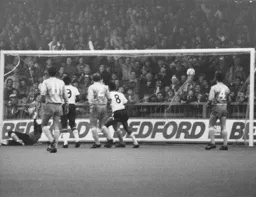 Mark Stein nets the first goal