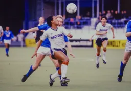 Mark Stein keeps his eyes on the ball